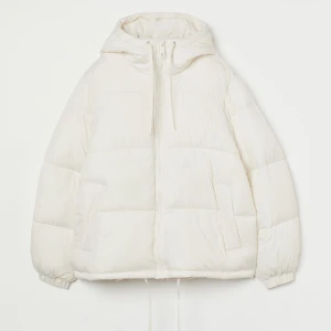 Vit puffer jacka - Säljer min fina vita puffer jacka med huva från hm. Superfint skick och inte använd många gånger. Nypris 499kr.🤍