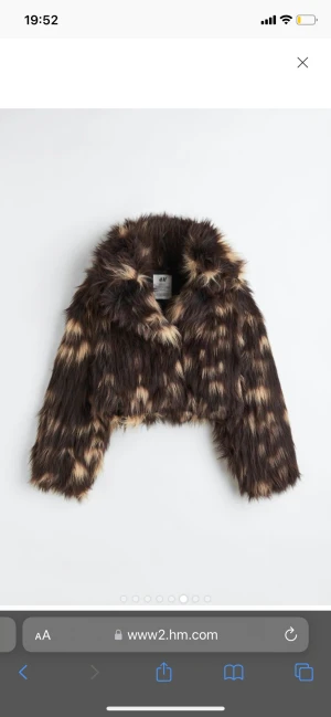 Päls (pile)jacket - OANVÄND Faux fur jacka, kort vid magen, lång i ärmarna. Krage, H&Ms metaverse design story collection. Återvunnet polyester av plastflaskor (ORIGINALPRIS 1799) 