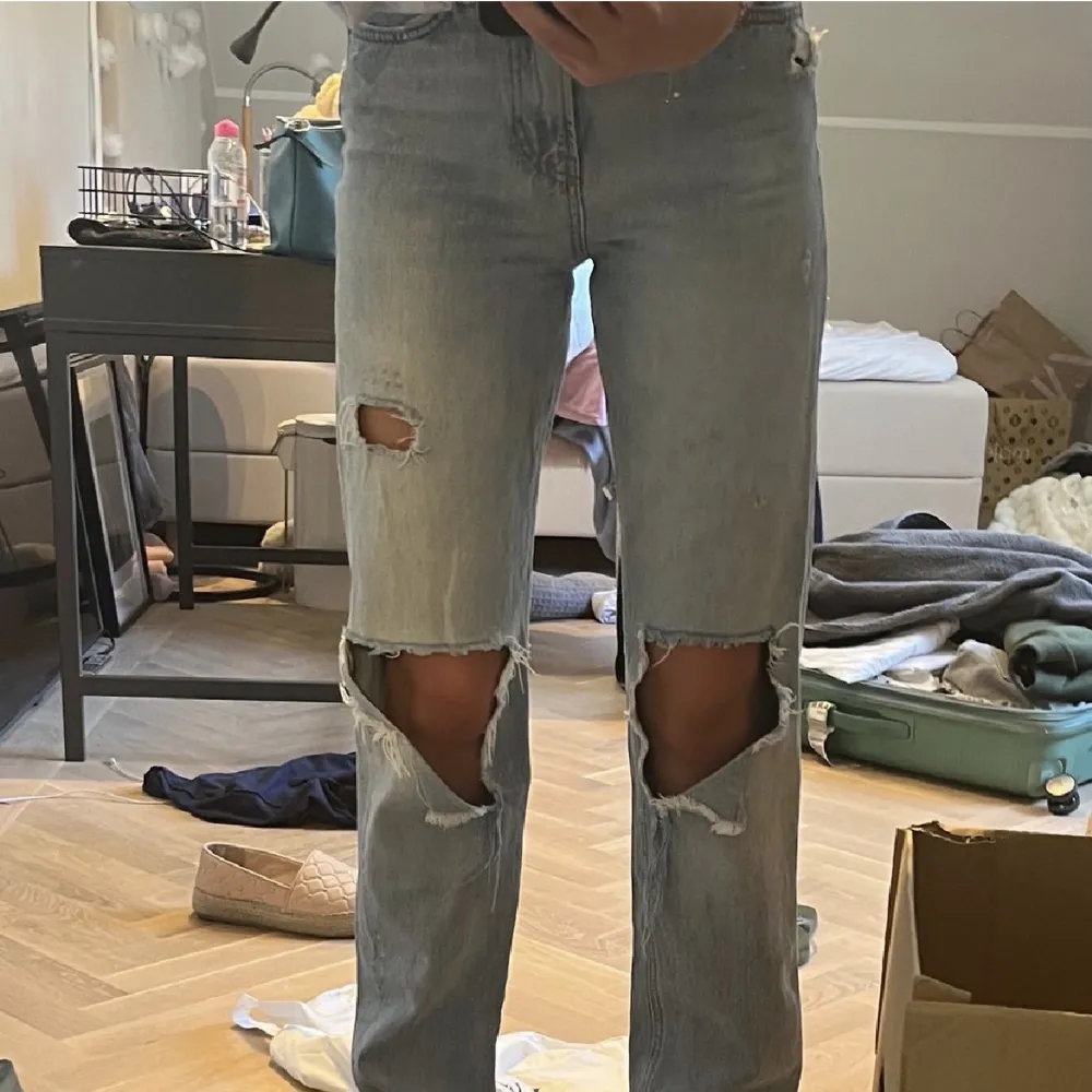 Såsåsååå najs jeans från zara i storlek 34/36 VET EJ midjemått osv ❤️❤️❤️. Jeans & Byxor.