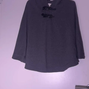 poncho kofta - Poncho kofta/tröja med "läder" detalj fram och huva  Heritage collection