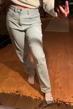 Blåa raka jeans, storlek 36 - Ljusblåa jättefina jeans i mycket bra skick. Använda ca. 2 gånger. Säljer pga. inte riktigt min stil. Köpta från NAKD. Medelhög midja. Passar någon som är kring 160 cm.