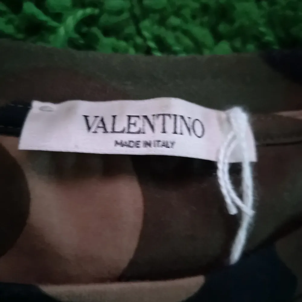 Valentino camo T-shirt med tryck i Small, Cond 9/10. T-shirts.