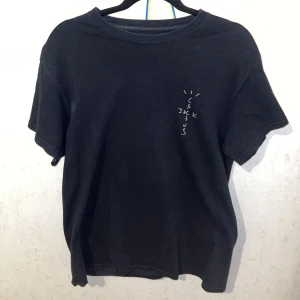 Travis Scott ”Jackboys” Tee - Hej! Säljer min Cactus Jack tröja då den aldrig kommer till användning då den var för liten. Cond 9/10
