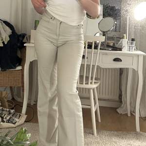 Snygga jeans i bra skick från Dr Denim, storlek 27/32. Säljer pga jag tycker att de har blivit för korta i längden för mig som är 173💞