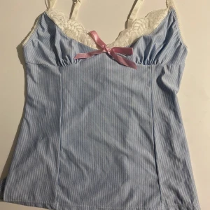 Victoria Sectret linne!! - Super söt Victoria Secret blå linne med rosa rosett! Funderar på att sälja för den är lite för liten för mig och inte kommer till användning..🫶🏻 Storlek S❤️ 