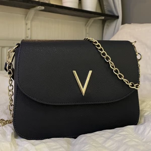 Valention Väska  - jätte fin helt ny valentino väska, alldrig använd köpt för ungefär 2 månader sen. säljer på grund av ränsning. pris kan diskuteras 