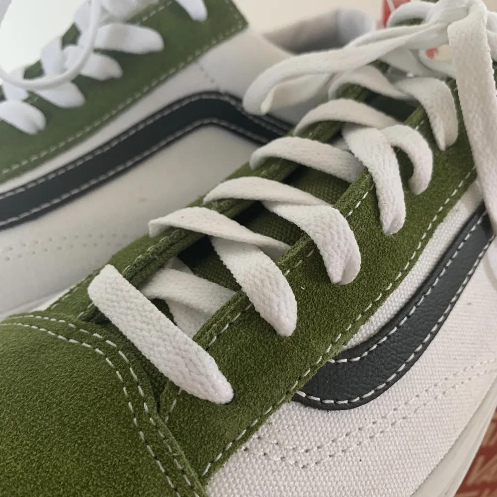 Helt oanvända, storlek 42,5. Modellen är Vans ’Calla Green”. Lådan ingår, kan mötas upp i Göteborgsområdet.. Kengät.