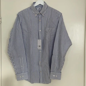 No Nationality skjorta - Skjorta i lätt bomull. Regular fit. Oanvänd.