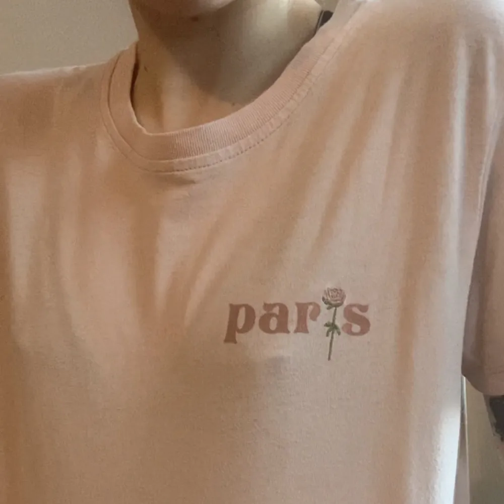 Brandy Melville T-shirt   Paris tryck   Använd fåtal gånger så i toppen skick . T-shirts.