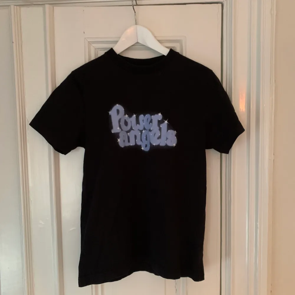 Power angels t-shirt från Ganni. T-shirts.