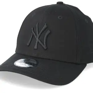 Svart New Era New York Yankees 9Forty Keps Lite solblekt med ett använt utseende som passar till våren och sommaren!