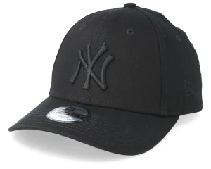 New Era Keps - Svart New Era New York Yankees 9Forty Keps Lite solblekt med ett använt utseende som passar till våren och sommaren!