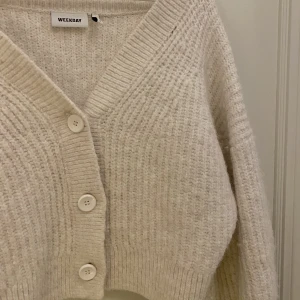 Stickad kofta - Säljer denna superfina kofta från Weekday i storlek S, fint skick!