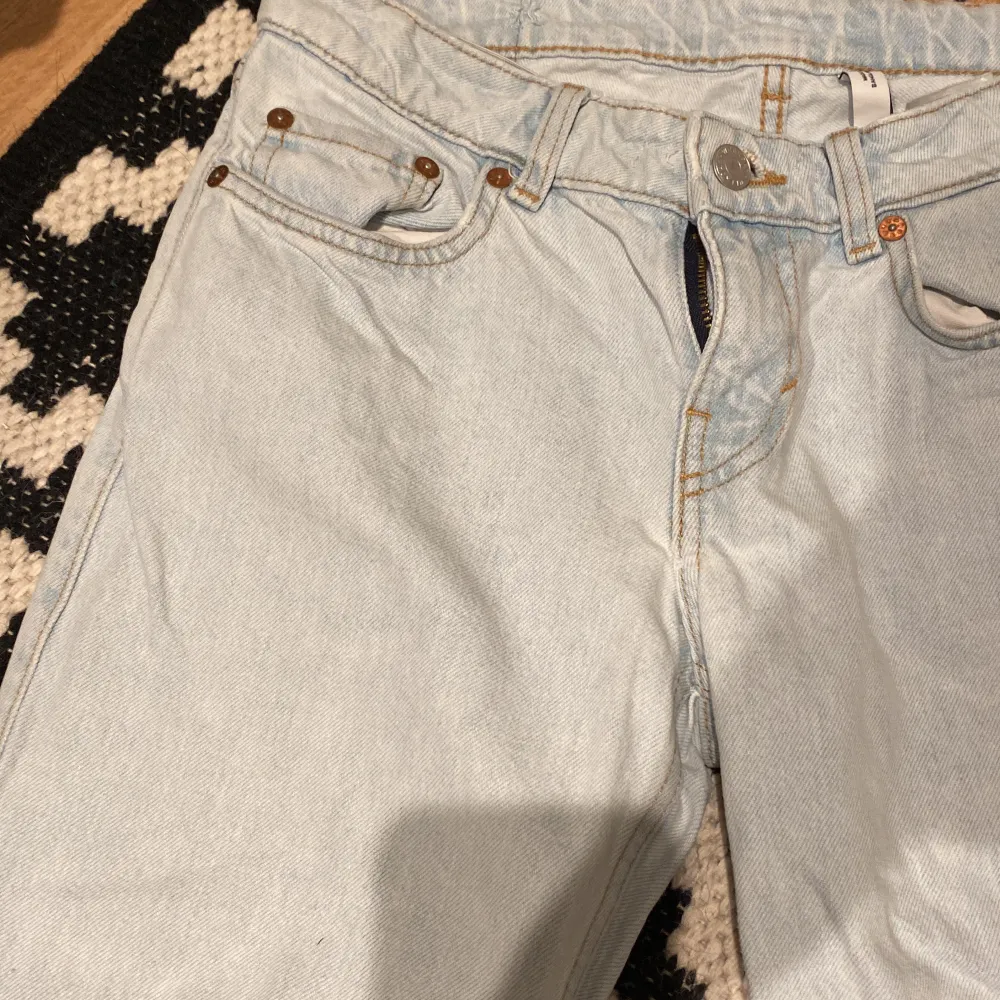 Weekday jeans i modellen ”arrow”! Lågmidkade perfekta ljusa jeans!! LOVE! Skitsnygga men har dock ett litet märke(tror dock att det går bort om man använder fläckborttagningsmedel) fläcken syns dock inte mycket!. Jeans & Byxor.