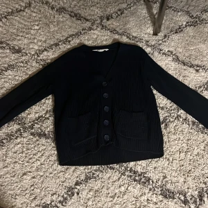 Kofta - Säljer denna fina kofta från H&M! Inga defekter! Hör av dig om du är intresserad!💕🤗