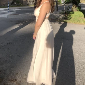 Balklänning!! 💓💞 - Säljer min jätte fina balklänning! Den är i jätte bra kvalite och fin ljusrosa färg. Jag är 176 och den är lite lång så perfekt om man vill ha klackar. Jätte fin uringning och en öppenrygg. Bara att skriva vid frågor 😚💓💞