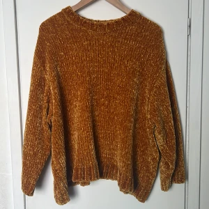 Stickad tröja - Gul stickad tröja i velouraktigt garn. Från Monki, strl M. Inga större tecken på använding.