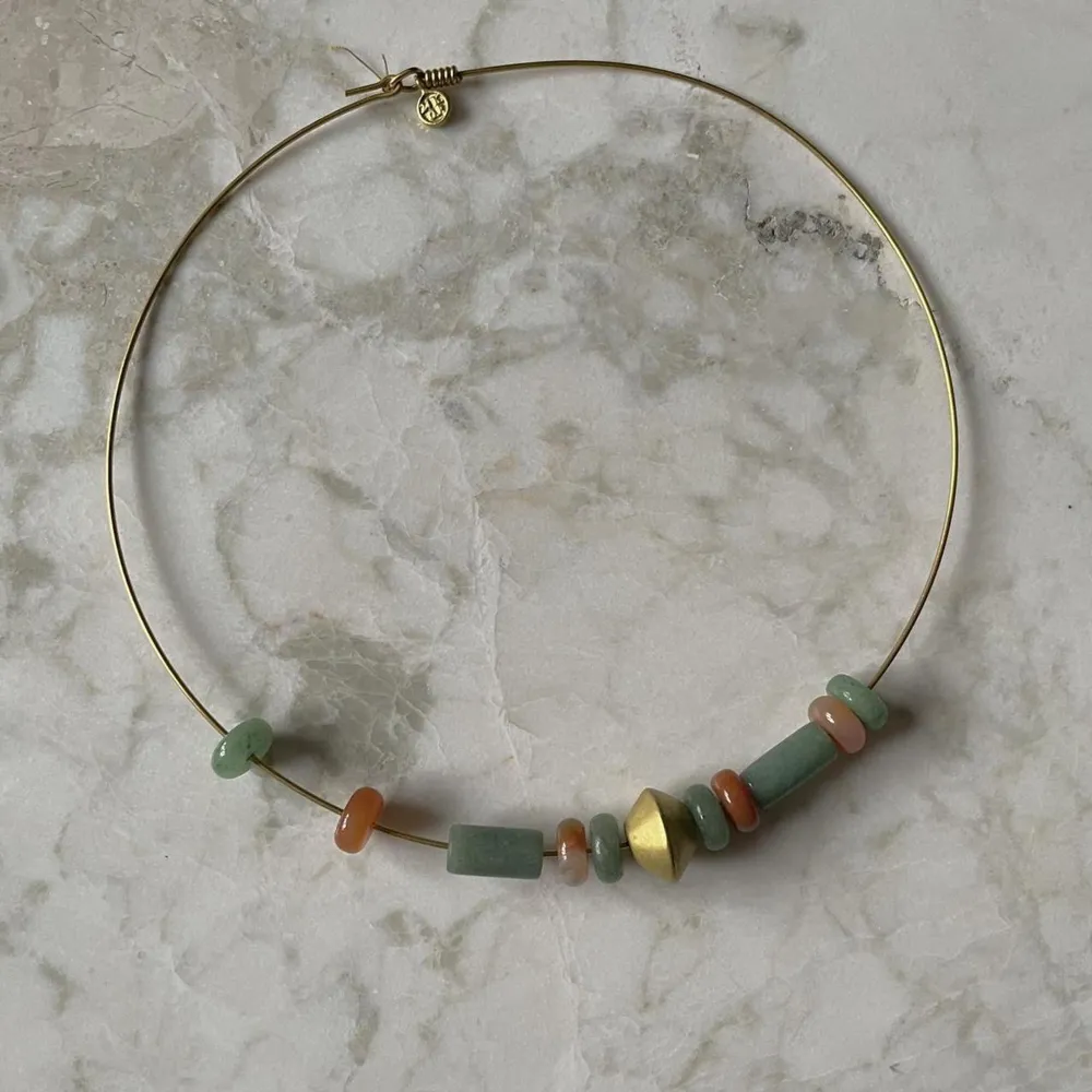 24K Gold Plated Stone Necklace  Hoop Necklace with jade stone and golden beads  gently worn. Accessoarer.