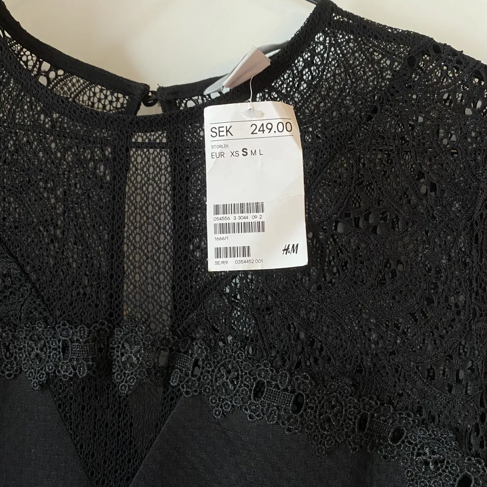 Säljer denna jättefina oanvända tröja ifrån H&M. Denna är lite för stor för mig och därför har den inte kommit till användning💗 köparen står för frakten, skriv för funderingar eller intresse Högsta bud: 190. Blusar.