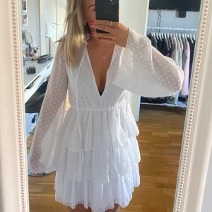 Studentklänning  - Säljer denna fina klänning då jag inte kommer att använda den, klänningen är endast testad💕 passar perfekt till studenten eller liknande. Klänningen är ifrån Linn Ahlborgs kollektion med Nakd💕 köparen står för frakten. 