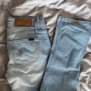 Lågmidjade ljusa jeans från Only. Så fin färg! Passformen är straight/bootcut. Skriv för intresse eller fler bilder💞