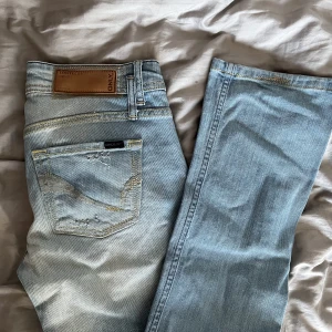 Lågmidjade Jeans - Lågmidjade ljusa jeans från Only. Så fin färg! Passformen är straight/bootcut. Skriv för intresse eller fler bilder💞