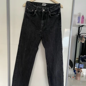 Jeans  - Jag säljer mina jeans som jag inte längre använder. De alla är i fint skick. De svarta är i storlek M, beiga 36 och vita 38  150 kr styck eller 300 för alla tillsammans💞