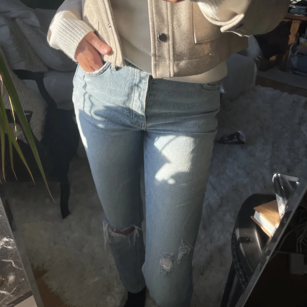 Säljer dessa mom/ straight fit jeans ifrån Gina tricot! Har även ett par likadana i storlek 40 inne! Väldigt fint skick🫶🏻använd gärna köp nu!. Jeans & Byxor.