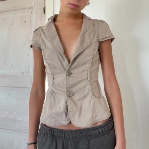 Väst  - Beige Tally Weijl väst med knappar. Figursydd. 