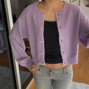 Stickad lila kofta - Pastell lila stickad kofta med knappar💜
