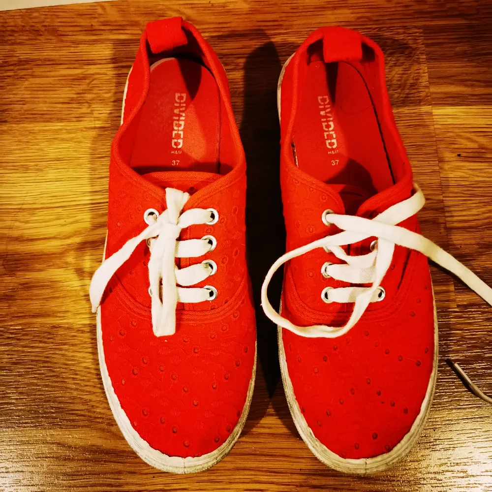 Red sneakers from H&M size 37. Few times used. Skor.