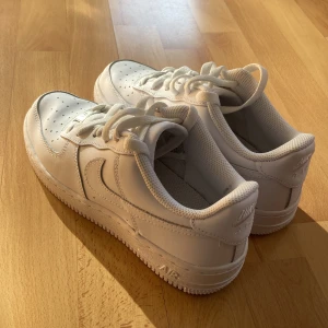 Nike air force 1 - Nästan nya nike af1, använda 3-4 gånger. Säljer då jag inte använder dom. Det är junior storlek 38. 