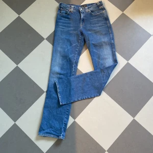Armanijeans bootcut - Säljer ett par Armanijeans i storlek 28 vilket motsvarar stl S. De passar mig som är ca 168 cm. För fler frågor skriv till mig privat❤️Först till kvarn!