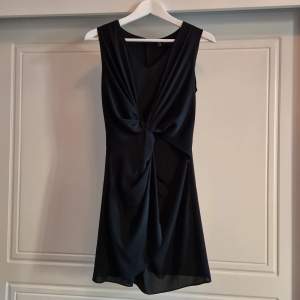 Kort svart klänning från MQ märke Stockholm. Köpt för 800, säljer den för att jag inte andvänder den längre. Bra kvalitet inga hål är i bra skick