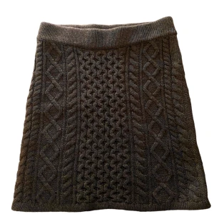 Axel Arigato stickad kjol - Säljer den här stickade kjolen som är helt ny men eftersom lapparna är borttagna kan jag inte lämna tillbaka den. Nypris 2000 kr.  Verkligen superfin, kolla min andra annons för toppen 🤎🤎 Vid köp av båda ger jag rabatt ❤️‍🔥