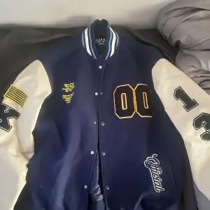 Säljer min älskade varsity jacka då jag köpt en liknande och inte behöver användning av två stycken.  Storlek L, så den sitter oversized.  I mycket bra skick Nypris 700kr