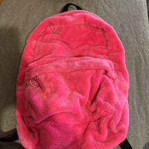 Rosa päls väska, kan användas till skolan. Använd runt 7-10 gånger 🫶🏼🎒