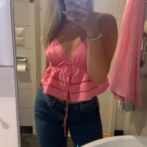 Söt topp - Säljer denna super söta topp från zara. Köpt förra sommaren men knappt använd. Storlek xs💞