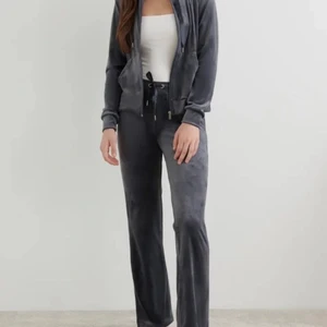 Gina tricot velour set  - Säljer mitt helt nya Velour set (prislapp finns kvar på byxa och kofta) från Gina tricot  båda delarna är i storlek XS. Säljer helst tillsammans för 350 annars säljer jag varje del för 200 kr. Det är bara att höra av sig om fler bilder eller så önskas💕