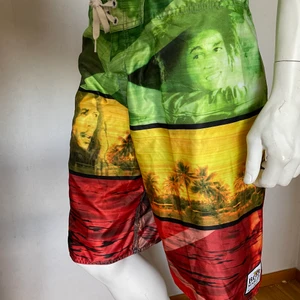 Nya Billabong Bob Marley Collection Strl 36  - Nya Billabong Bob Marley badshorts Collection Strl 36. Ca Pris i handeln 899:-