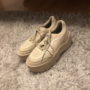 Skor - Super snygga beige skor med hög sula. Använda ett fåtal gånger. Från skopunkten. Finns i Nässjö💕 storlek 38