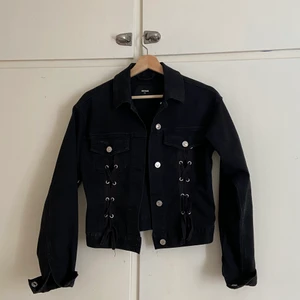 Jeansjacka - Svart jeansjacka från Bik Bok! 🖤✨