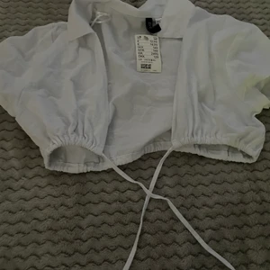Helt ny fin tröja -  säljer denna fina på grund av att den inte har kommit till användning. Helt ny Prislappen är kvar. Köpt på hm för 149 men säljer för 40kr. Köparen stor för frakten💗