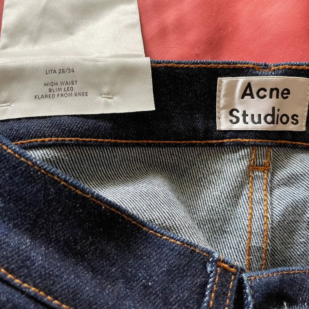 Jättefina jeans från acne studios i modellen Lita i storlek 26/34. Byxorna är högmidjade med ”slim leg” som sedan blir flared från knäna. Jag är 160cm så byxorna är tyvärr extremt långa på mig och således säljs. Köpta för 1600kr men säljs för 700kr. Jeans & Byxor.