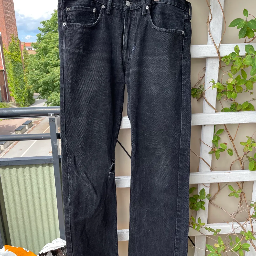 SVARTA LEVI’S 505 JEANS, SKICK: Större hål vid knäet med svart jeans patch påsytt under, ihop sytt hål bredvid gylf.  PASSFORM: W34 L32, Sitter baggy, lite mindre än vad storleken är. . Jeans & Byxor.