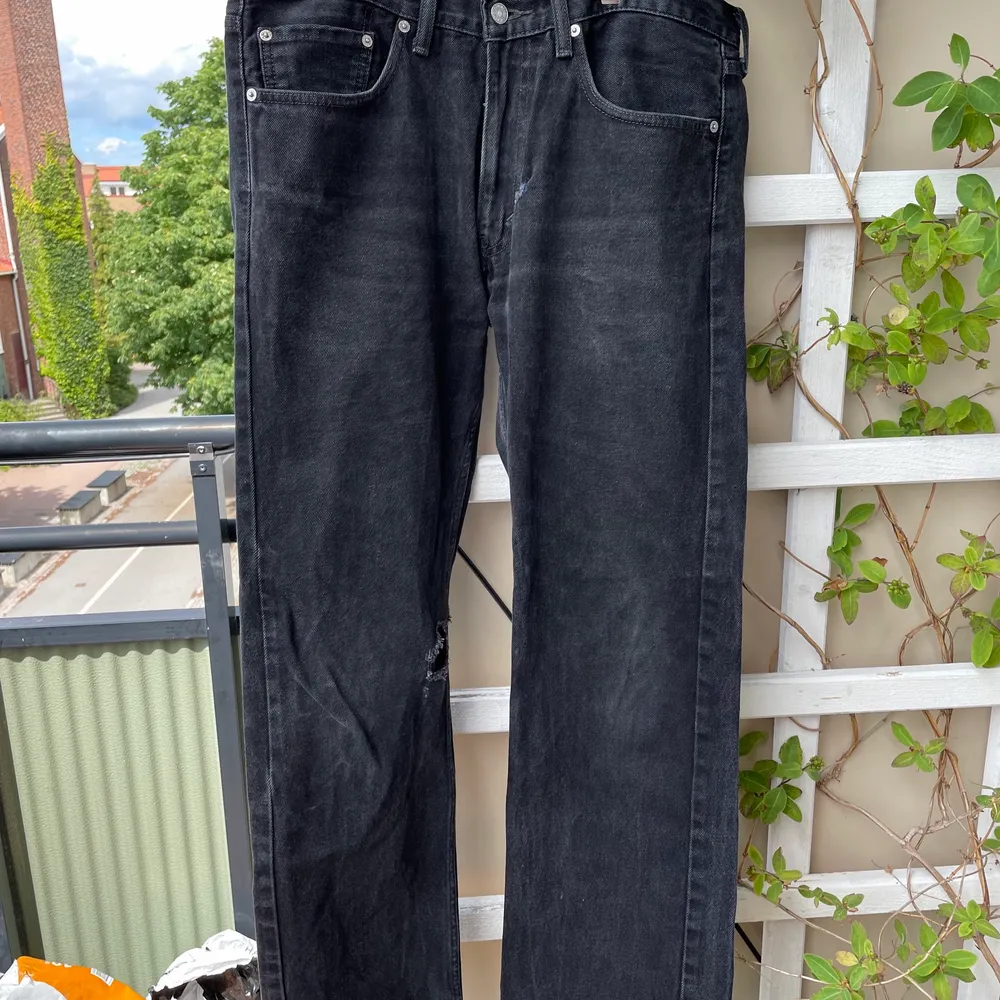 SVARTA LEVI’S 505 JEANS, SKICK: Större hål vid knäet med svart jeans patch påsytt under, ihop sytt hål bredvid gylf.  PASSFORM: W34 L32, Sitter baggy, lite mindre än vad storleken är. . Jeans & Byxor.