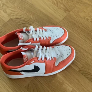 Jordans nästan aldrig använda för män - Säljer jordans storlek 45. Använda max 5gånger, fint skick! Verkligen perfekta sommarskorna 🥰 