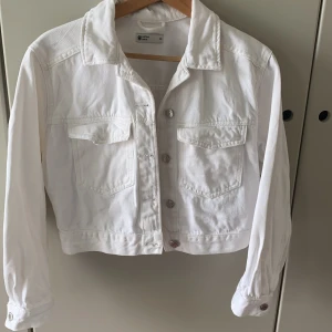 Jeansjacka  - Vit croppad jeansjacka från GinaTricot, använd ett fåtal gånger. Nypris 500:-