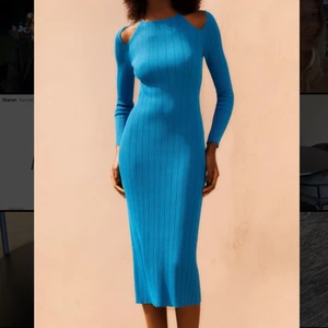 Stickad klänning - Tunnt stickad klänning från zara. Aldrig använd med lapparna kvar, dock råkat få små sminkfläckar runt kragen när jag testat den. Frakt tillkommer på 66kr💛