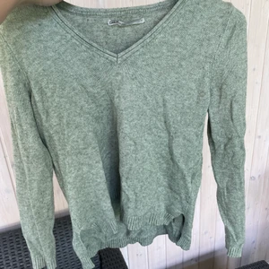 Stickad tröja only - Finstickad tröja (obs skrynklig). Använt få gånger då den inte passar i storlek. Frakt tillkommer, köparen står för frakt.